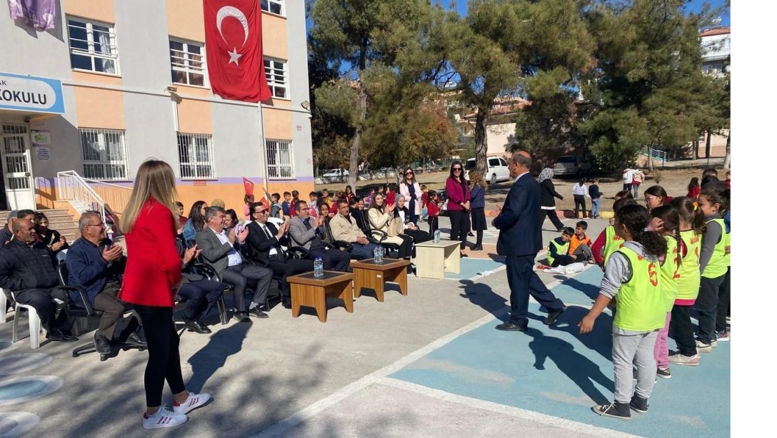  Fatih İlkokulu Bayrak Sergisi ile Okul Aile Birliği Tarafından Düzenlenen Kermese Ev Sahipliği Yaptı.